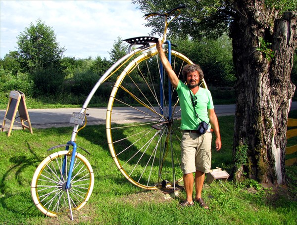 на фото: Автор на фоне пра-пра-пра-велосипеда.